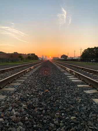 amanecer en grand island nebraska tomado desde las lineas del trenの写真素材