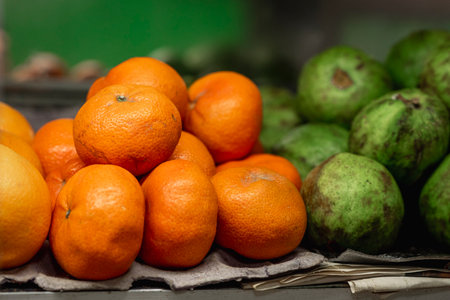 A closeup shot of the row of juicy tangerines at the marketの写真素材