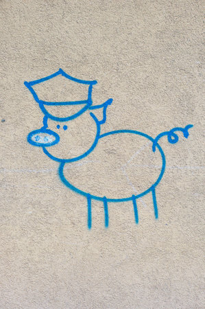 A vertical shot of a funny pig sketch on a stone surfaceの写真素材