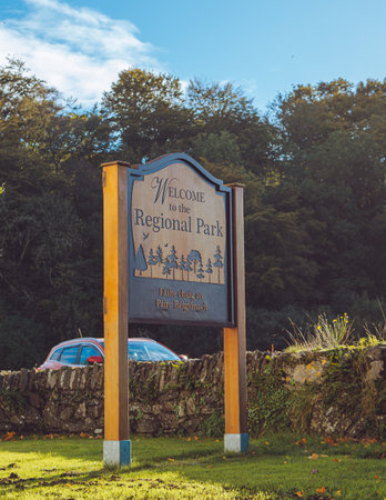 A welcoming sign on the road near the parkの写真素材
