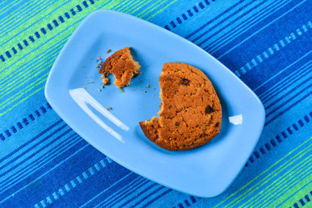 The fresh homemade chocolate cookies in blue plate on a blue tableの写真素材