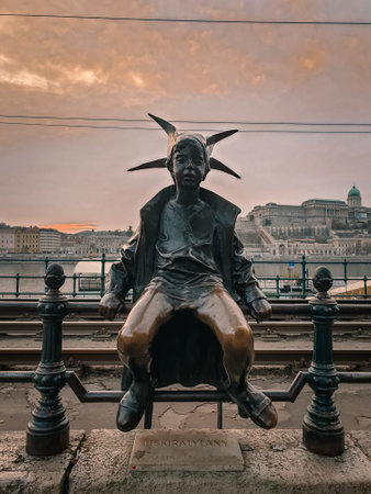 A view of little princess statue, Kiskiralylany on railing on bank of Danube river in Budapest, Hungaryの写真素材