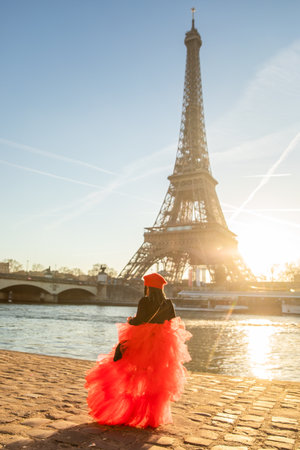 A vertical shot of a Black young girl in front of the Eiffel Towerの写真素材
