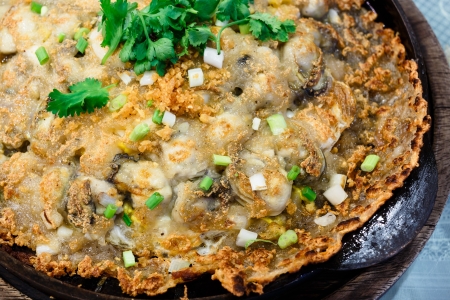 Crisp fried oyster pancake in hot plateの写真素材