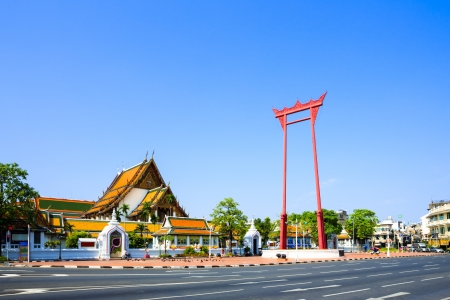 The giant swing (Sao Ching Cha) and Wat Suthat temple in Bangkok, Thailandの写真素材