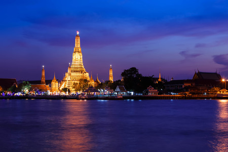 Wat arun  temple of dawn  at twilight, bangkok, thailandの写真素材