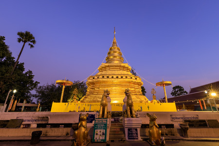 Chiang Mai, Thailand - December 27, 2018: Golden buddha relic pagoda at Wat Phra That Si Chom Thong Worawihan at twilightのeditorial素材