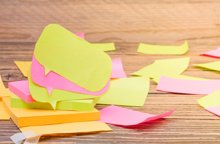 yellow reminder sticky note on board, empty space for text