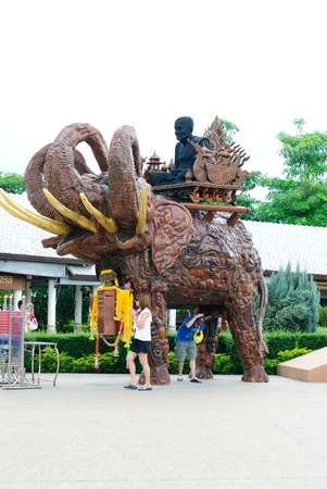 HUA-HIN, THAILAND-MAY, 28 : Population and traveler   come to blessings, worship with the elephant statue by   pass through an elephant at Huamongkol temple, MAY   28, 2011 in Prachuapkhirikhan Thailandのeditorial素材