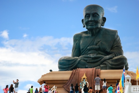 HUA-HIN, THAILAND-MAY, 28 : Population and traveler come to blessings, worship with the big statue at Huamongkol temple, MAY 28, 2011 in Prachuapkhirikhan Thailandのeditorial素材