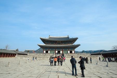 SEOUL, SOUTH-KOREA-MARCH, 3: Traveler come to seeing, blessings and worship on March 3, 2012 at Kyongbok palace in Seoul, South-Koreaのeditorial素材