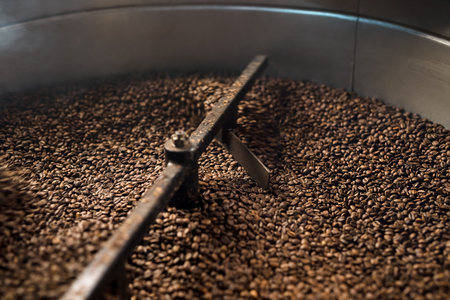Mixing device of coffee bean roaster at work