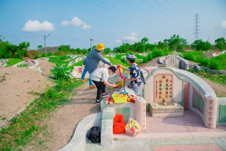 Chonburi, Thailand, 9, April, 2018: Chinese descendants cleaning tomb and offering prayers to ancestors during in Qingming Festival ,Tomb-Sweeping Dayのeditorial素材