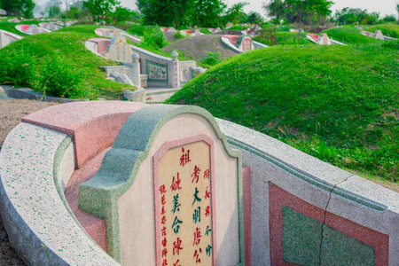 Chonburi, Thailand, 9, April, 2018: Chinese descendants cleaning tomb and offering prayers to ancestors during in Qingming Festival ,Tomb-Sweeping Dayのeditorial素材