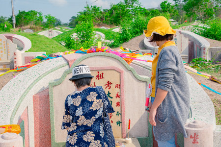 Chonburi, Thailand, 9, April, 2018: Chinese descendants cleaning tomb and offering prayers to ancestors during in Qingming Festival ,Tomb-Sweeping Dayのeditorial素材