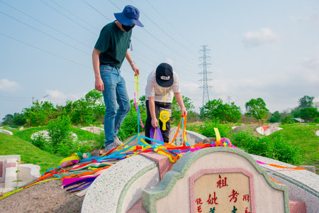 Chonburi, Thailand, 9, April, 2018: Chinese descendants cleaning tomb and offering prayers to ancestors during in Qingming Festival ,Tomb-Sweeping Dayのeditorial素材