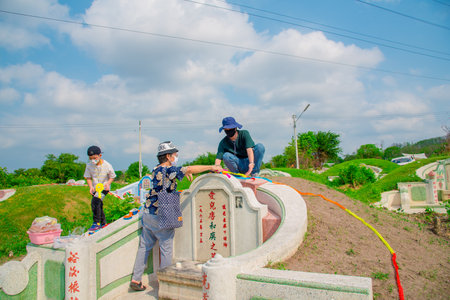 Chonburi, Thailand, 9, April, 2018: Chinese descendants cleaning tomb and offering prayers to ancestors during in Qingming Festival ,Tomb-Sweeping Dayのeditorial素材