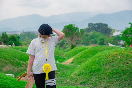 Chonburi, Thailand, 9, April, 2018: Chinese descendants cleaning tomb and offering prayers to ancestors during in Qingming Festival ,Tomb-Sweeping Dayのeditorial素材