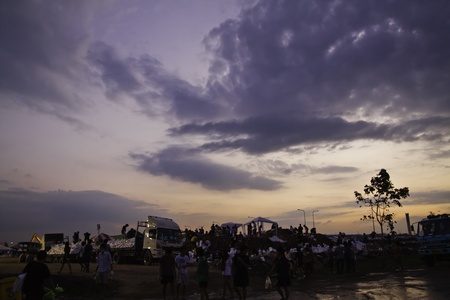 BANGKOK,THAILAND,31 OCT 2011 - At the sandpit nearby Suvarnabhumi International airport , the volunteers devote themselves to prepare the sandbags and convey by the trucks to the other risky areas in Bangkok and neighborhood.のeditorial素材