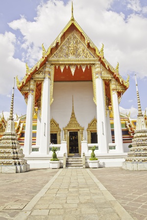Pra-Chetupon temple is  famous for the beautiful architectures and the biggest laying golden Buddha statue. Further there is a well-known thai massage school in the temple.の写真素材