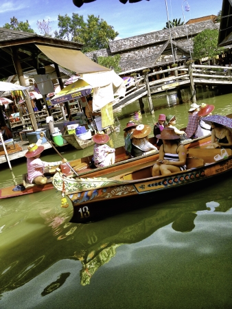 PATTAYA-JUNE 16: The traditional commercial boats and villagers do their business about traditional foods and souveniers on 16 June 2012 at Pattaya's 4 regions floating market.のeditorial素材