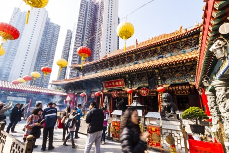 HONGKONG - JANUARY 5 : Wong Tai Sin deity atmosphere on January 5, 2013 in Hongkong.Wong Tai Sin or Huang Da Xian is a Chinese deity popular in Hong Kong with the power of healing. Many tourists from all over the world visit Wong Tai Sin Temple every day.のeditorial素材