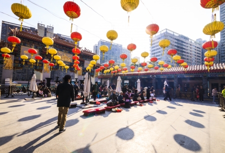 HONGKONG - JANUARY 5 : Wong Tai Sin deity atmosphere on January 5, 2013 in Hongkong.Wong Tai Sin or Huang Da Xian is a Chinese deity popular in Hong Kong with the power of healing. Many tourists from all over the world visit Wong Tai Sin Temple every day.のeditorial素材