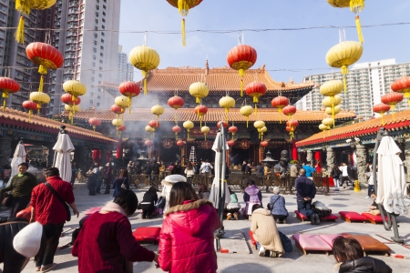 HONGKONG - JANUARY 5 : Wong Tai Sin deity atmosphere on January 5, 2013 in Hongkong.Wong Tai Sin or Huang Da Xian is a Chinese deity popular in Hong Kong with the power of healing. Many tourists from all over the world visit Wong Tai Sin Temple every day.のeditorial素材