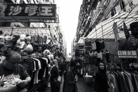 HONGKONG - JANUARY 8 : The street view of people on the daily life at Kaoloon on 8 January 2013 in Hong Kong. Kaoloon Hong Kong is one of city of high density in population in the world.のeditorial素材