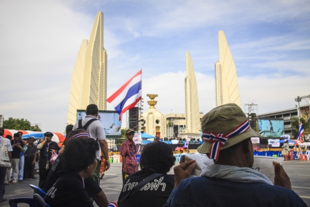 BANGKOK - NOVEMBER 10 : The protestors gather together for the political movement against the amnesty bill law of the nominee government in 10 November 2013 at the monument of democracy in Bangkok Thailand.のeditorial素材
