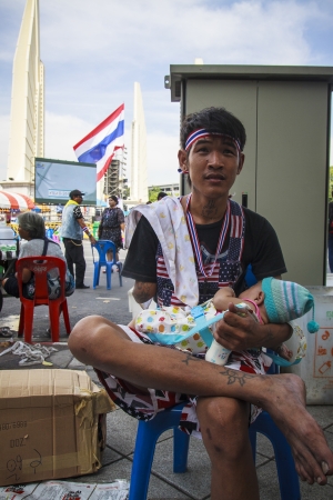 BANGKOK - NOVEMBER 10 : A patriot man stays at the mob the protestors of the political movement against the amnesty bill law of the nominee government in 10 November 2013 at the monument of democracy in Bangkok Thailand.のeditorial素材