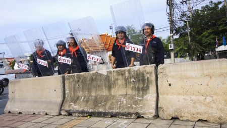 BANGKOK - NOVEMBER 11 : The police officers are on the duty at the bunker to confront the protestors of the political movement against the amnesty bill law of the nominee government in 11 November 2013 at the monument of democracy in Bangkok Thailand.のeditorial素材