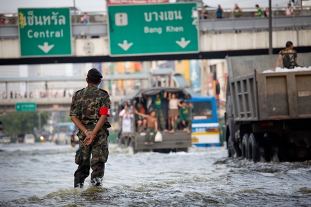 BANGKOK, THAILAND - NOVEMBER 5, 2011 : Rescue teams helping people to get home during the worst flooding in decades on November 5,2011 Bangkok, Thailand.のeditorial素材