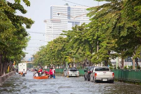 BANGKOK, THAILAND - NOVEMBER 5, 2011 : Thai flood hits Central of Thailand, higher water levels expected, cars navigating through the flood on November 5,2011 Bangkok, Thailand.のeditorial素材