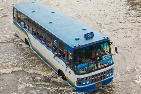 BANGKOK, THAILAND - NOVEMBER 5, 2011 : Thai flood hits Central of Thailand, higher water levels expected, cars navigating through the flood on November 5,2011 Bangkok, Thailand.のeditorial素材