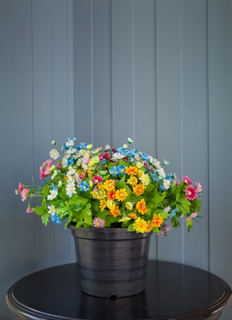 black vase and flower on the wood tableの写真素材