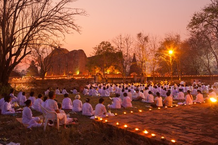 AYUTTHAYA THAILAND-March. 4: Makha Bucha Day.Traditional buddhist monks are lighting candles for religious ceremonies at Wat maheyong temple.on March. 4,2015 in Ayutthaya, Thailandのeditorial素材