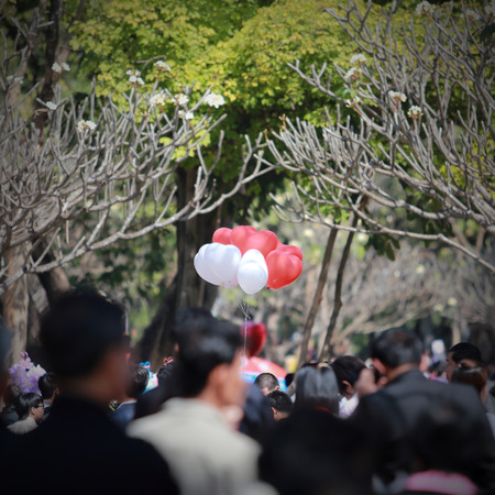 red and white heart balloon with poeple communityの写真素材