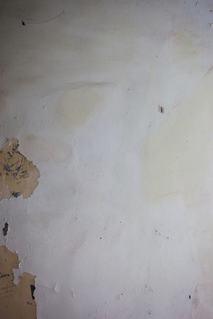 Light grey wall texture with cracksの写真素材