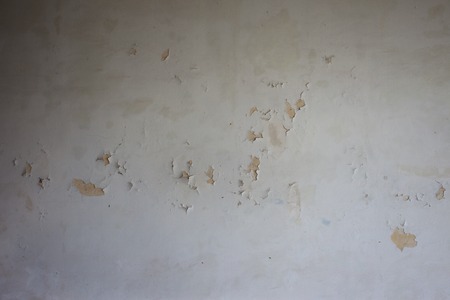 Light grey wall texture with cracksの写真素材