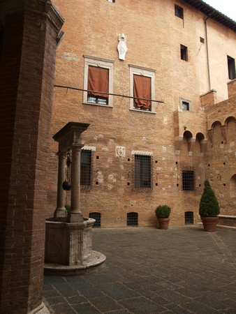       Siena - the courtyard of the Palazzo Chigi-Saracini           の写真素材