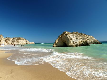 A section of the idyllic Praia de Rocha beach on the southern coast of the Portuguese Algarve region.の写真素材