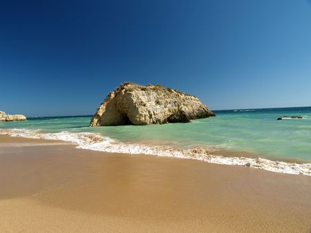 A section of the idyllic Praia de Rocha beach on the southern coast of the Portuguese Algarve region.の写真素材