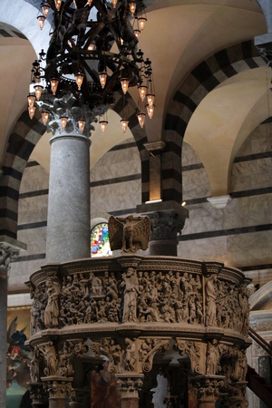Pisa - Duomo interior.  Pulpit by Giovanni Pisanoのeditorial素材
