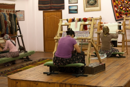 the Turkish woman knitting the silk carpetのeditorial素材