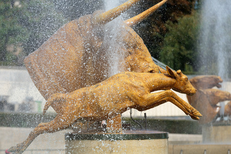Paris - Fountains at Tracadero. Trocadero is area of Paris on banks of Seine not far from famous Eiffel Tower. On a hilltop in 1937 built a new palace - Palais de Chaillot. Paris, France.のeditorial素材