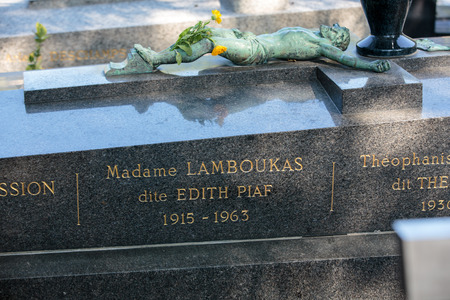 PARIS, FRANCE - SEPT 12, 2014: Edith Piaf grave in Pere-Lachaise cemetery, Paris, Franceのeditorial素材