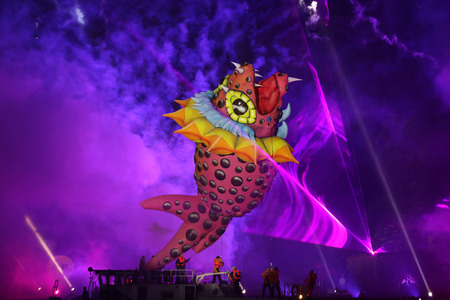 KRAKOW, POLAND - MAY 30, 2015: Yearly Great Dragons Parade connected with the fireworks display, taking place  on the river Vistula at Wawel. Cracow , Polandのeditorial素材