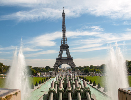 Eiffel Tower seen from fountain at Jardins du Trocaderoの写真素材