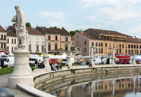 Statues on Piazza Prato della Valle, Padua, Italy.のeditorial素材